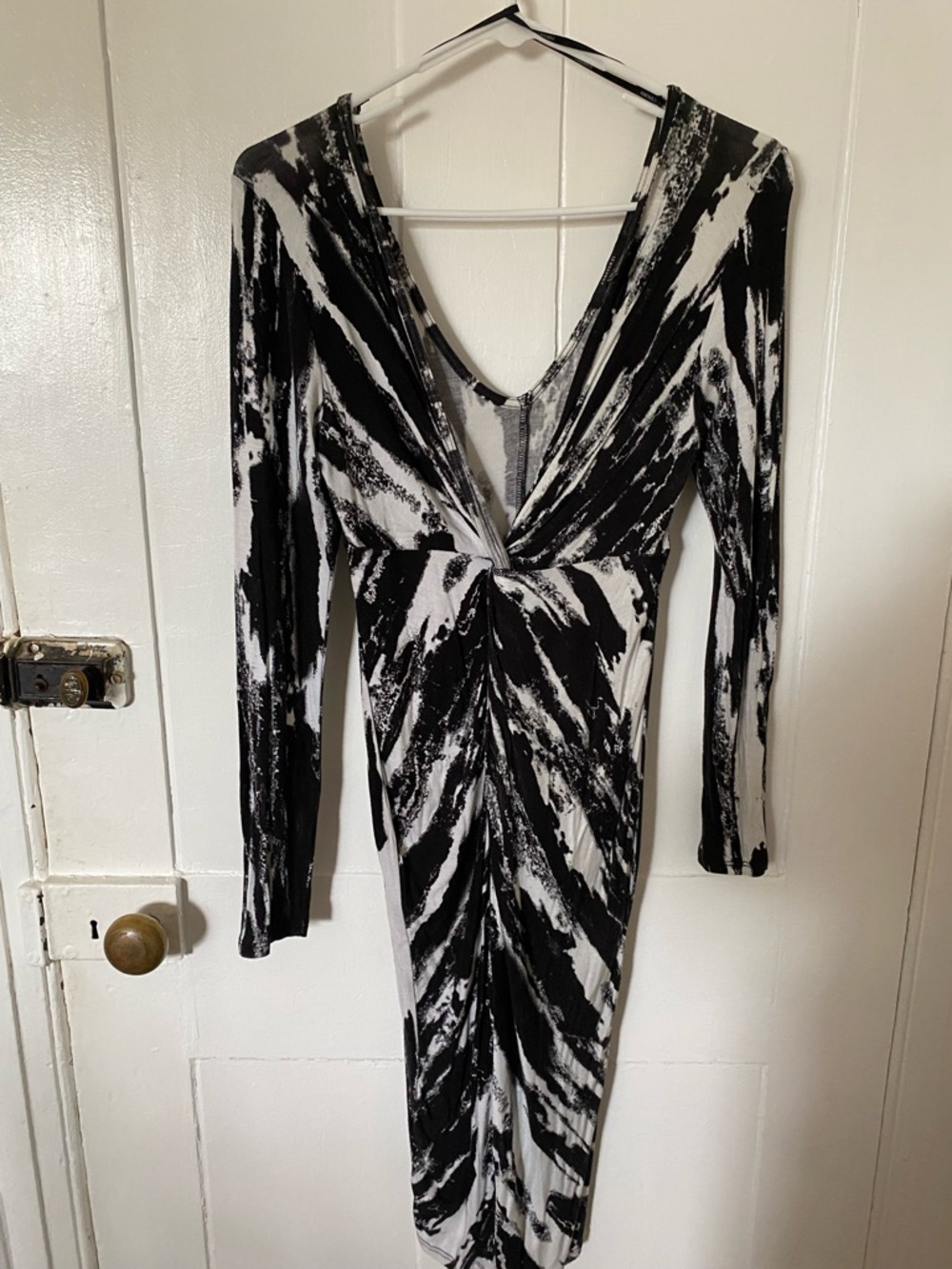 Forever 21 Black & White Abstract Twist-Front Long Sleeve Dress